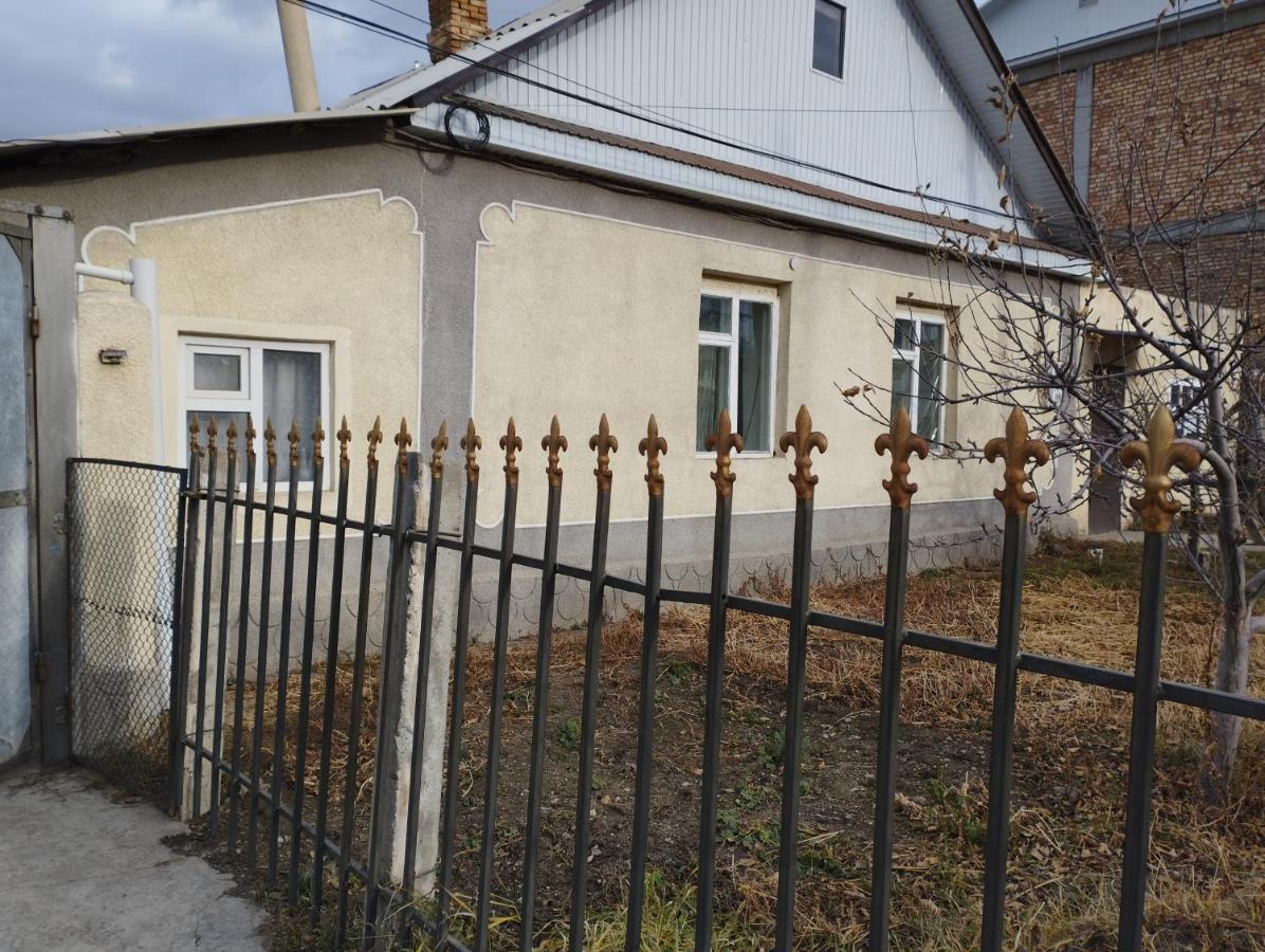 Guest House Sono Adress Derbisheva 202 Karakol Bagian luar foto